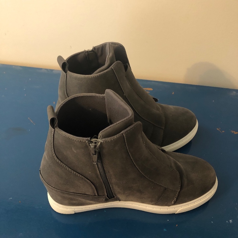 Gray wedge boots